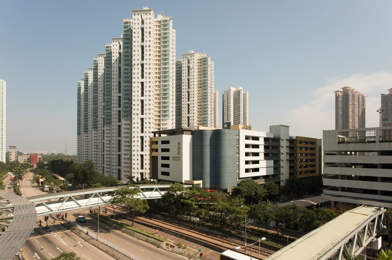 图为俊和於2000年参与的香港最大型私人机构参建居屋计划 - 天水围俊宏轩，现已改为公共屋邨作出租用途。